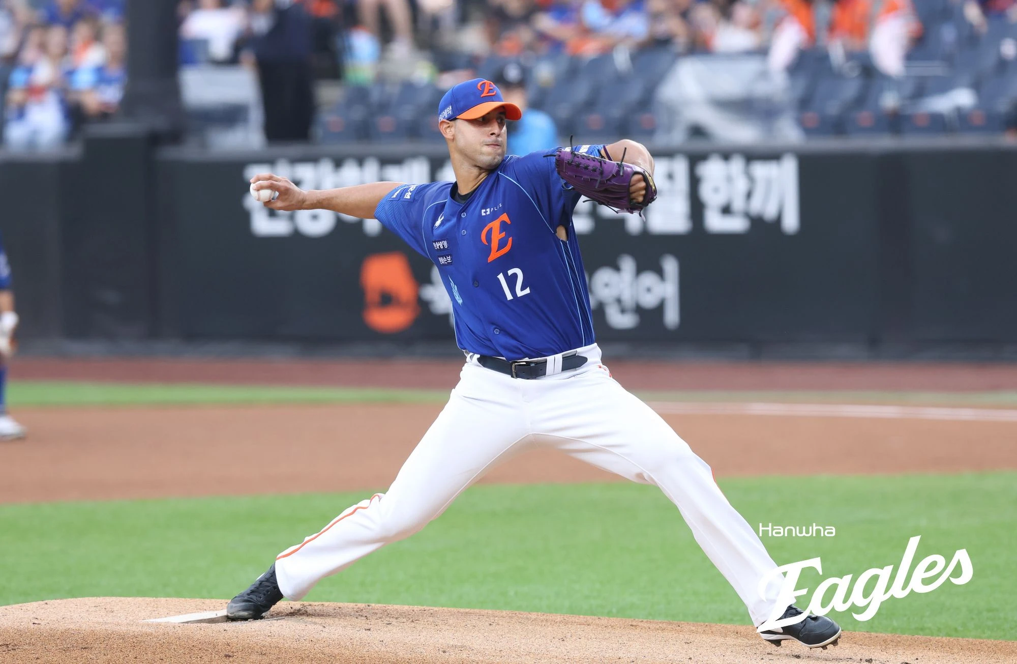 한화 이글스 외국인 투수 윌켈 에르난데스가 18일 대전 한화생명 볼파크에서 열린 2026 신한 SOL KBO리그 키움 히어로즈와의 팀 간 11차전에 선발등판, 1회초 헤드샷 사구로 퇴장 당했다. 사진 한화 이글스