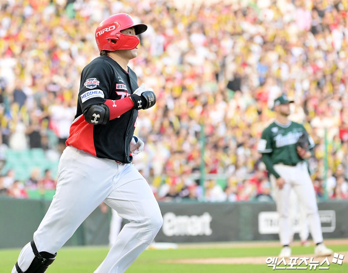 18일 오후 인천SSG랜더스필드에서 열린 '2026 신한 SOL Bank KBO리그' KIA 타이거즈와 SSG 랜더스의 경기, 3회초 1사 3루 KIA 나성범이 1타점 2루타를 날리고 있다. 인천, 김한준 기자
