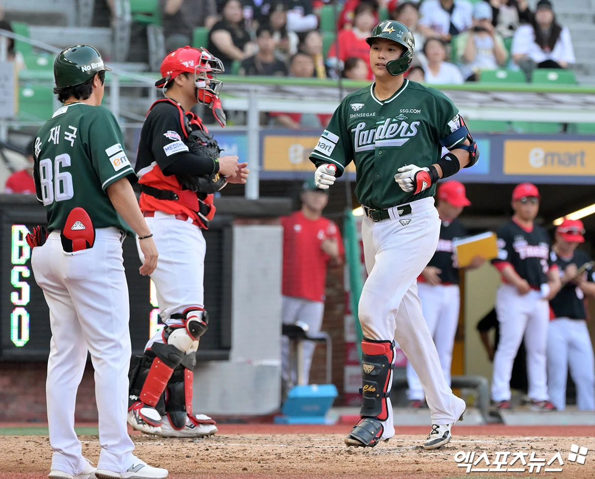 18일 오후 인천SSG랜더스필드에서 열린 '2026 신한 SOL Bank KBO리그' KIA 타이거즈와 SSG 랜더스의 경기, 3회말 SSG 조형우가 솔로 홈런을 날린 후 기뻐하고 있다. 인천, 김한준 기자