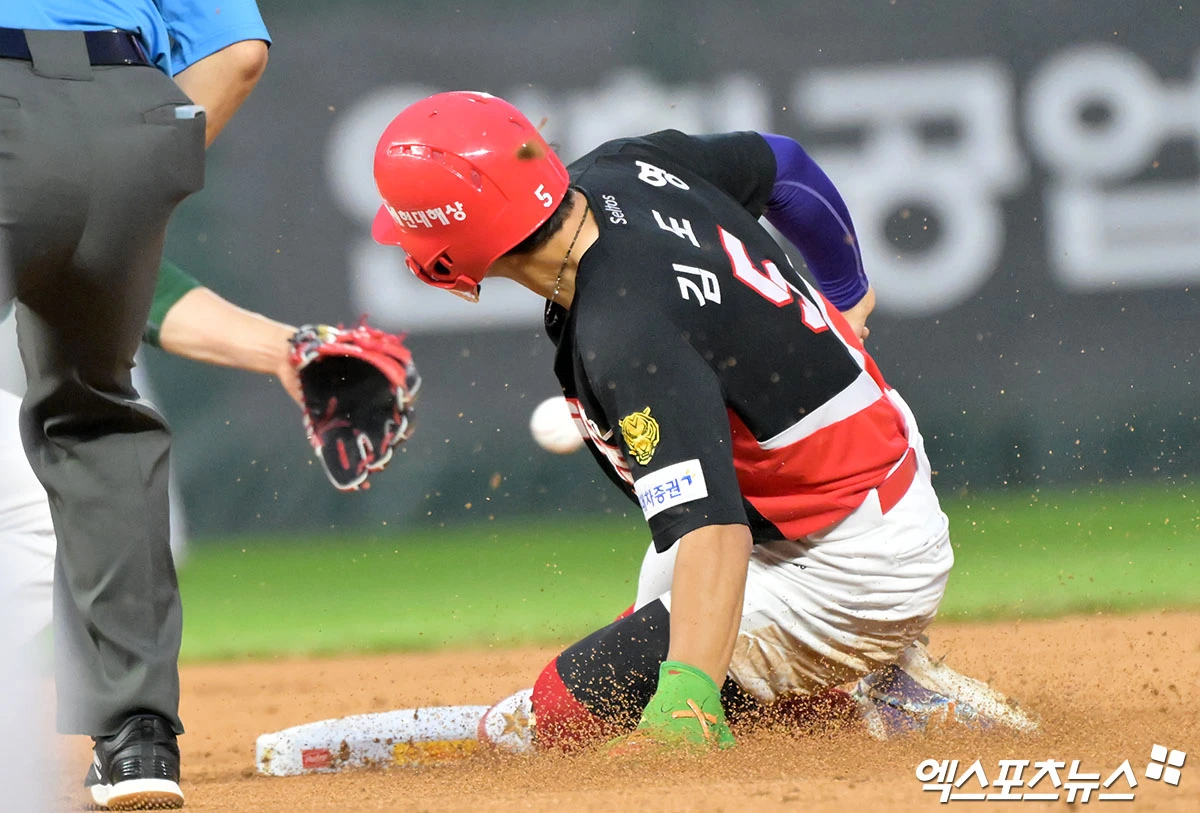 18일 오후 인천SSG랜더스필드에서 열린 '2026 신한 SOL Bank KBO리그' KIA 타이거즈와 SSG 랜더스의 경기, 6회초 1사 1루 KIA 김도영이 2루 도루를 시도하고 있다. 인천, 김한준 기자