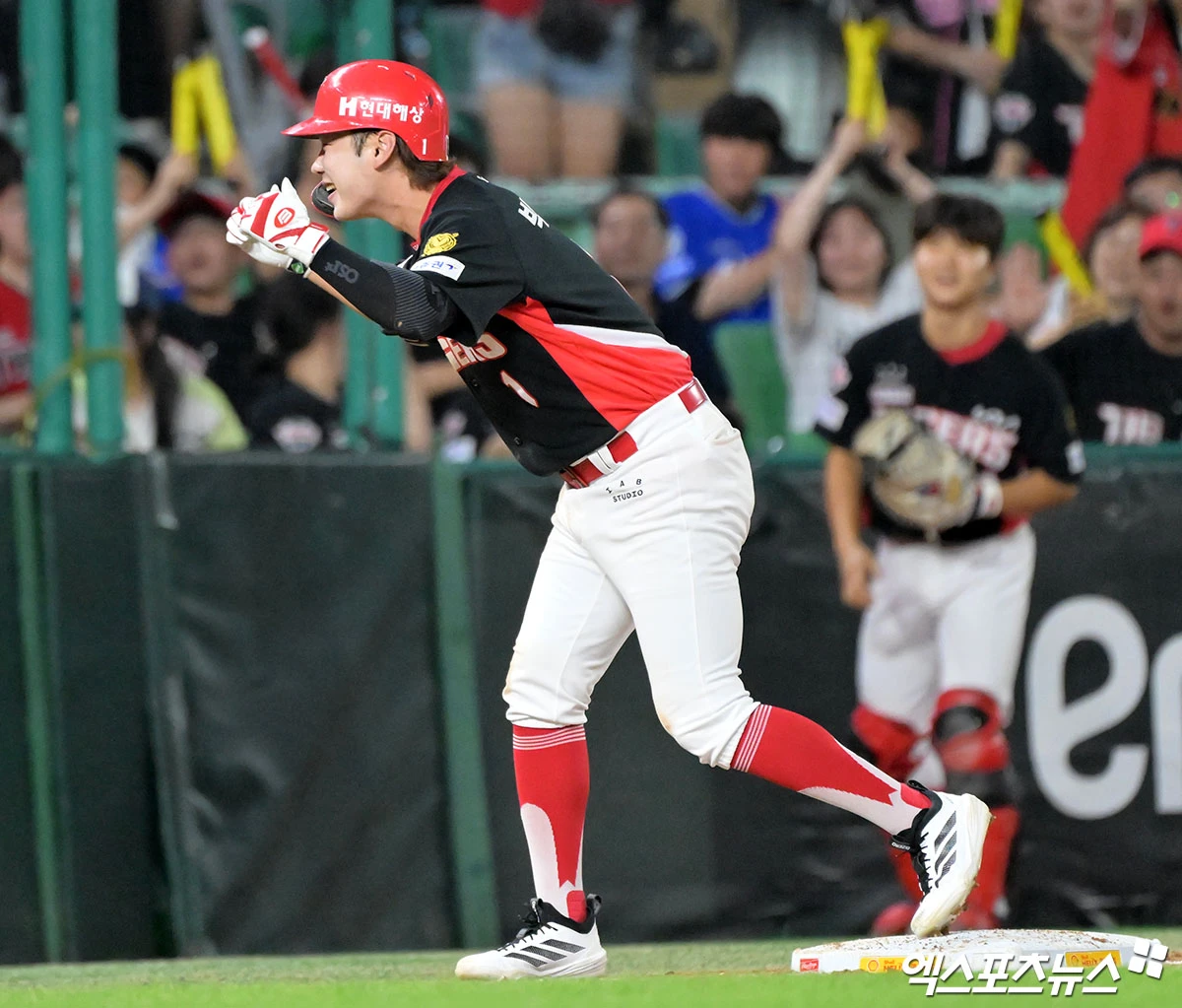 18일 오후 인천SSG랜더스필드에서 열린 '2026 신한 SOL Bank KBO리그' KIA 타이거즈와 SSG 랜더스의 경기, 8회초 2사 만루 KIA 박정우가 3타점 3루타를 날리고 있다. 인천, 김한준 기자