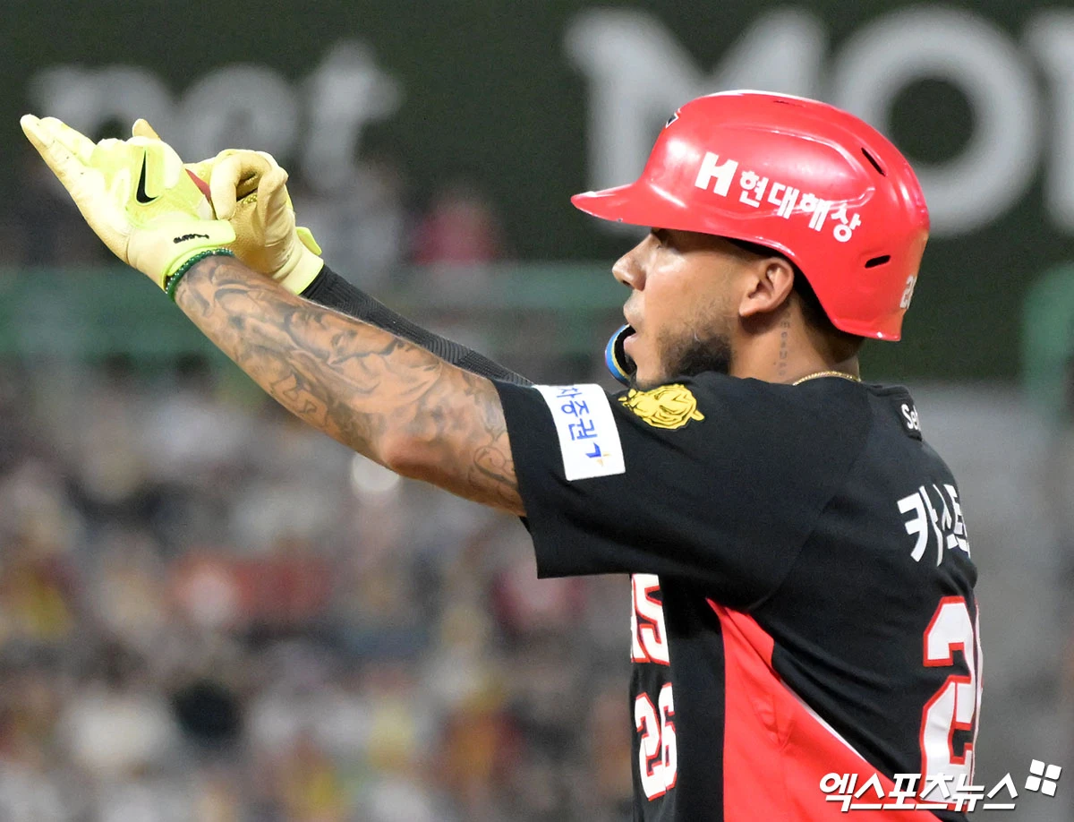 18일 오후 인천SSG랜더스필드에서 열린 '2026 신한 SOL Bank KBO리그' KIA 타이거즈와 SSG 랜더스의 경기, 8회초 무사 1루 KIA 카스트로가 중전안타를 날리고 있다. 인천, 김한준 기자
