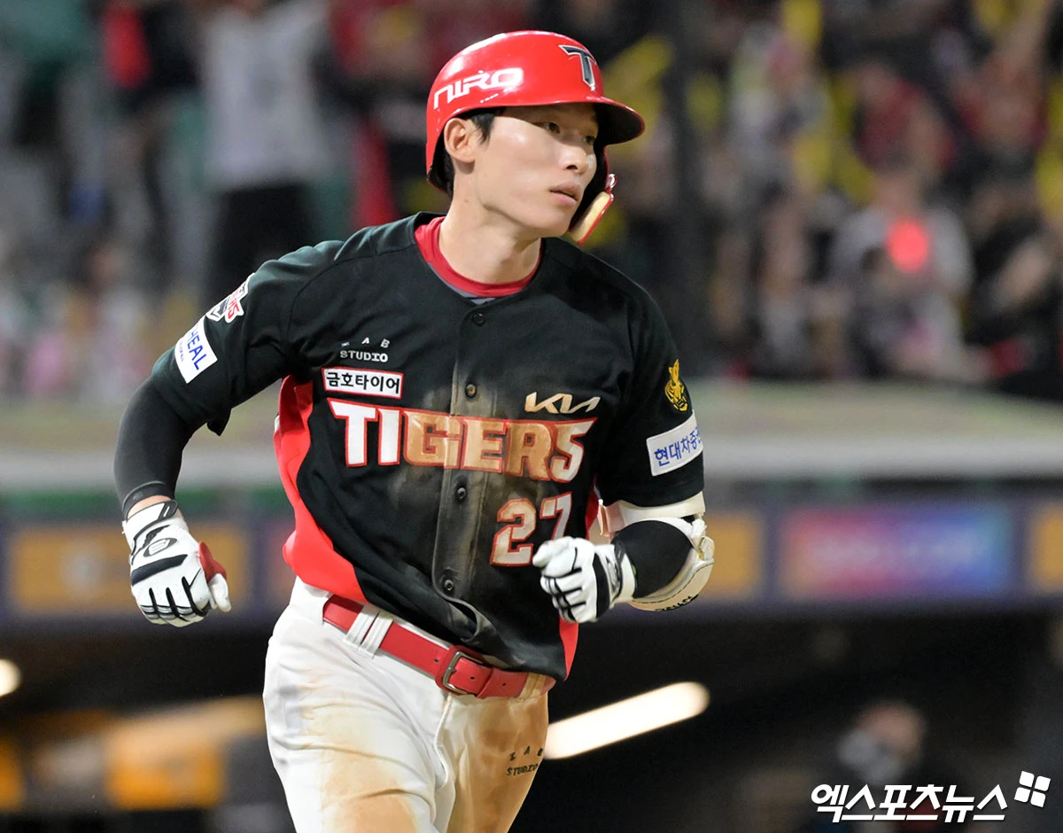 18일 오후 인천SSG랜더스필드에서 열린 '2026 신한 SOL Bank KBO리그' KIA 타이거즈와 SSG 랜더스의 경기, 8회초 KIA 김호령이 중전안타를 날리고 있다. 인천, 김한준 기자