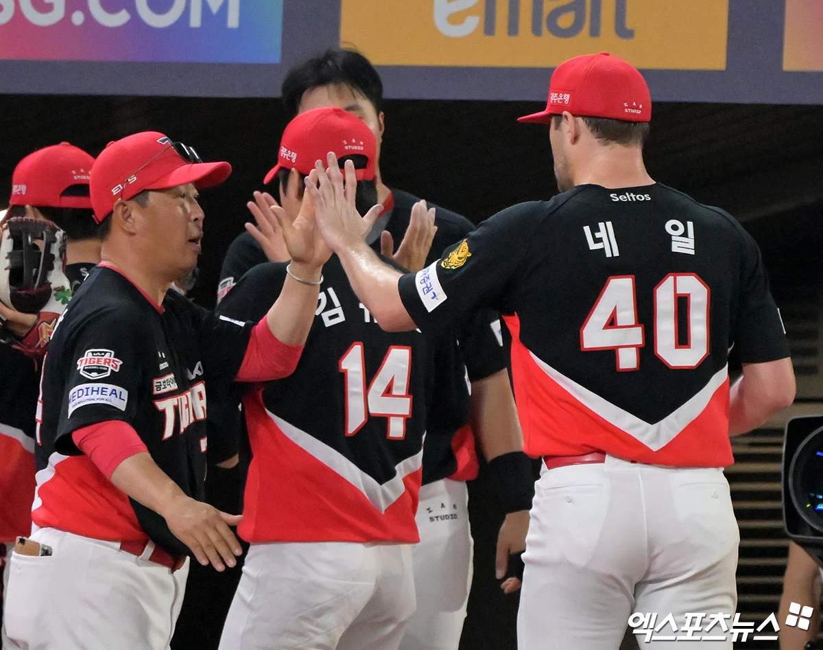 18일 오후 인천SSG랜더스필드에서 열린 '2026 신한 SOL Bank KBO리그' KIA 타이거즈와 SSG 랜더스의 경기, 7회말 수비를 마친 KIA 네일이 더그아웃으로 향하고 있다. 인천, 김한준 기자