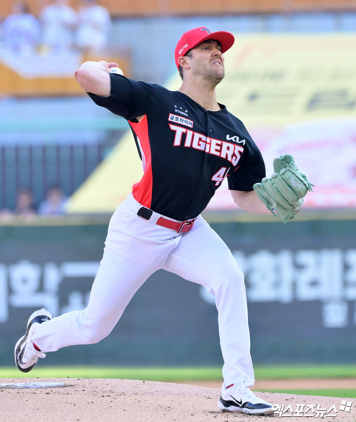 18일 오후 인천SSG랜더스필드에서 열린 '2026 신한 SOL Bank KBO리그' KIA 타이거즈와 SSG 랜더스의 경기, 1회말 KIA 선발투수 네일이 공을 힘차게 던지고 있다. 인천, 김한준 기자