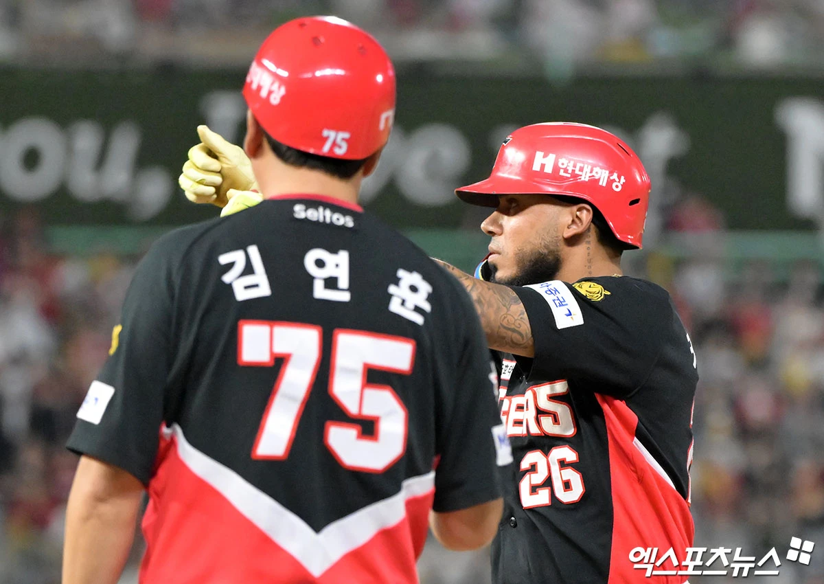 18일 오후 인천SSG랜더스필드에서 열린 '2026 신한 SOL Bank KBO리그' KIA 타이거즈와 SSG 랜더스의 경기, 8회초 무사 1루 KIA 카스트로가 중전안타를 날리고 있다. 인천, 김한준 기자