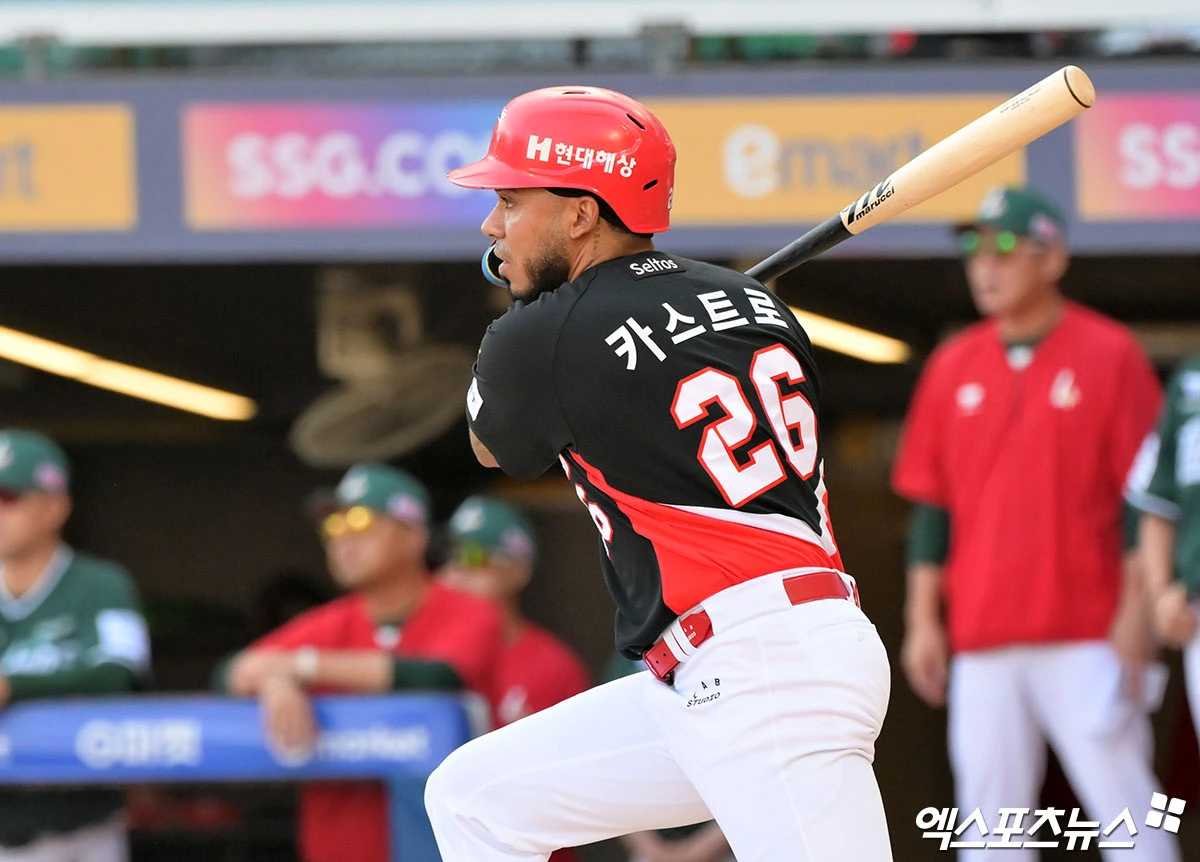 18일 오후 인천SSG랜더스필드에서 열린 '2026 신한 SOL Bank KBO리그' KIA 타이거즈와 SSG 랜더스의 경기, 1회초 1사 KIA 카스트로가 우전안타를 날리고 있다. 인천, 김한준 기자