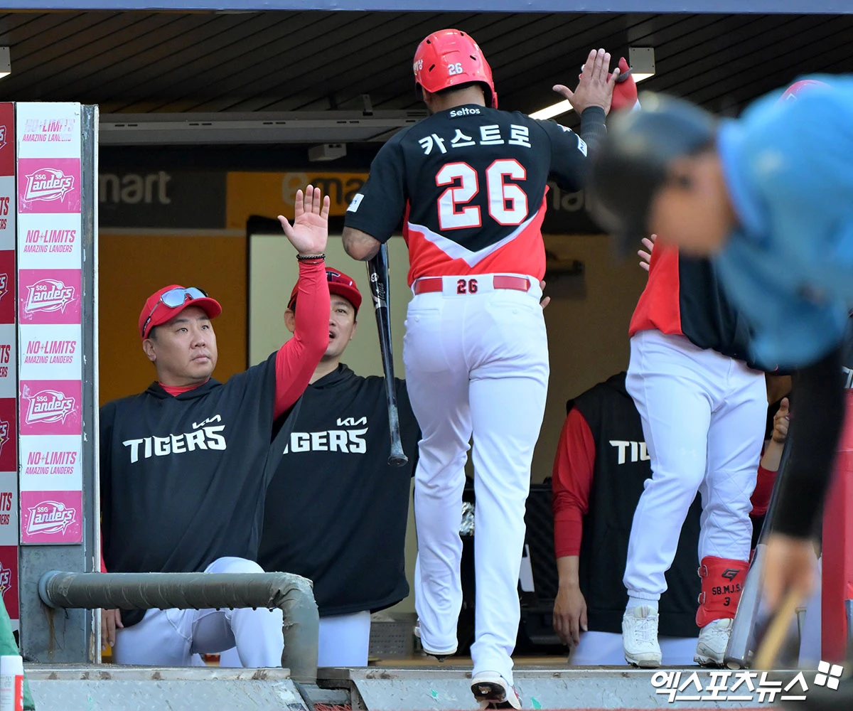 18일 오후 인천SSG랜더스필드에서 열린 '2026 신한 SOL Bank KBO리그' KIA 타이거즈와 SSG 랜더스의 경기, 3회초 1사 3루 KIA 카스트로가 나성범의 1타점 2루타때 득점에 성공하고 있다. 인천, 김한준 기자