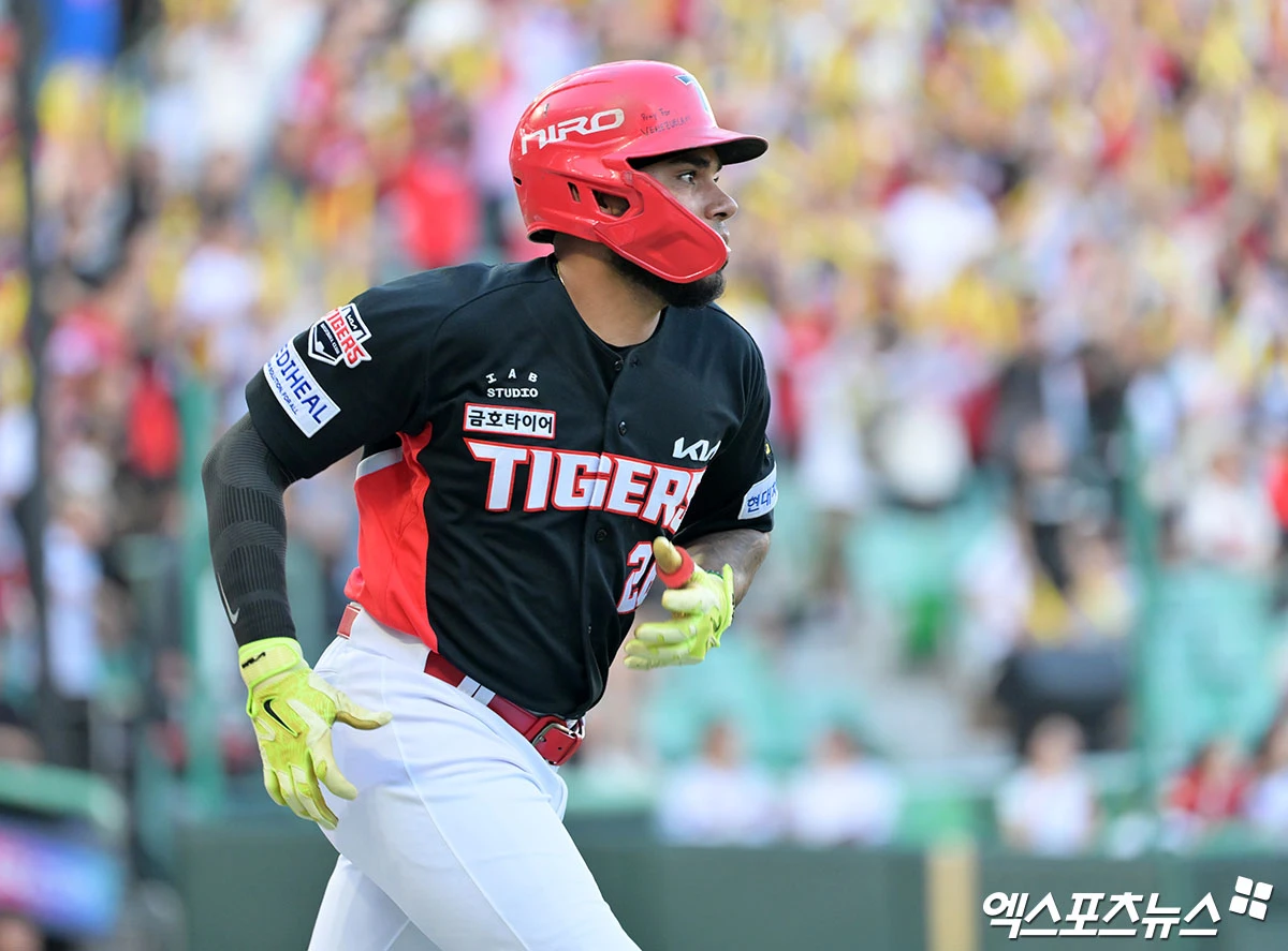18일 오후 인천SSG랜더스필드에서 열린 '2026 신한 SOL Bank KBO리그' KIA 타이거즈와 SSG 랜더스의 경기, 3회초 무사 1,2루 KIA 카스트로가 1타점 2루타를 날리고 있다. 인천, 김한준 기자