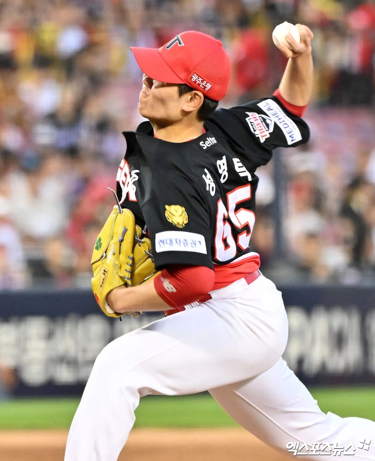 28일 오후 서울 송파구 잠실야구장에서 열린 '2026 신한 SOL Bank KBO리그' KIA 타이거즈와 두산 베어스의 경기, 9회말 KIA 성영탁이 공을 힘차게 던지고 있다. 엑스포츠뉴스 DB