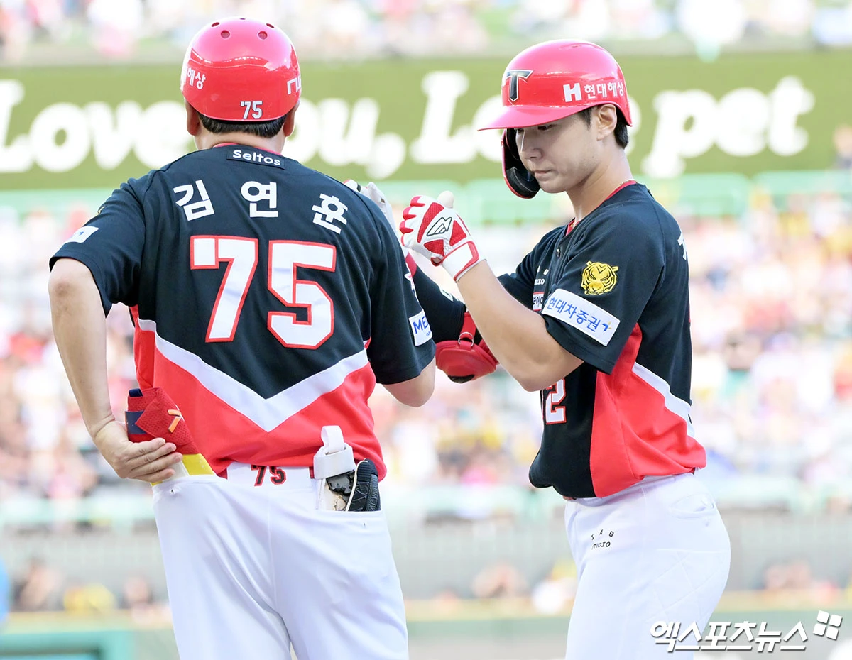 18일 오후 인천SSG랜더스필드에서 열린 '2026 신한 SOL Bank KBO리그' KIA 타이거즈와 SSG 랜더스의 경기, 3회초 KIA 정현창이 우전안타를 날리고 있다. 인천, 김한준 기자