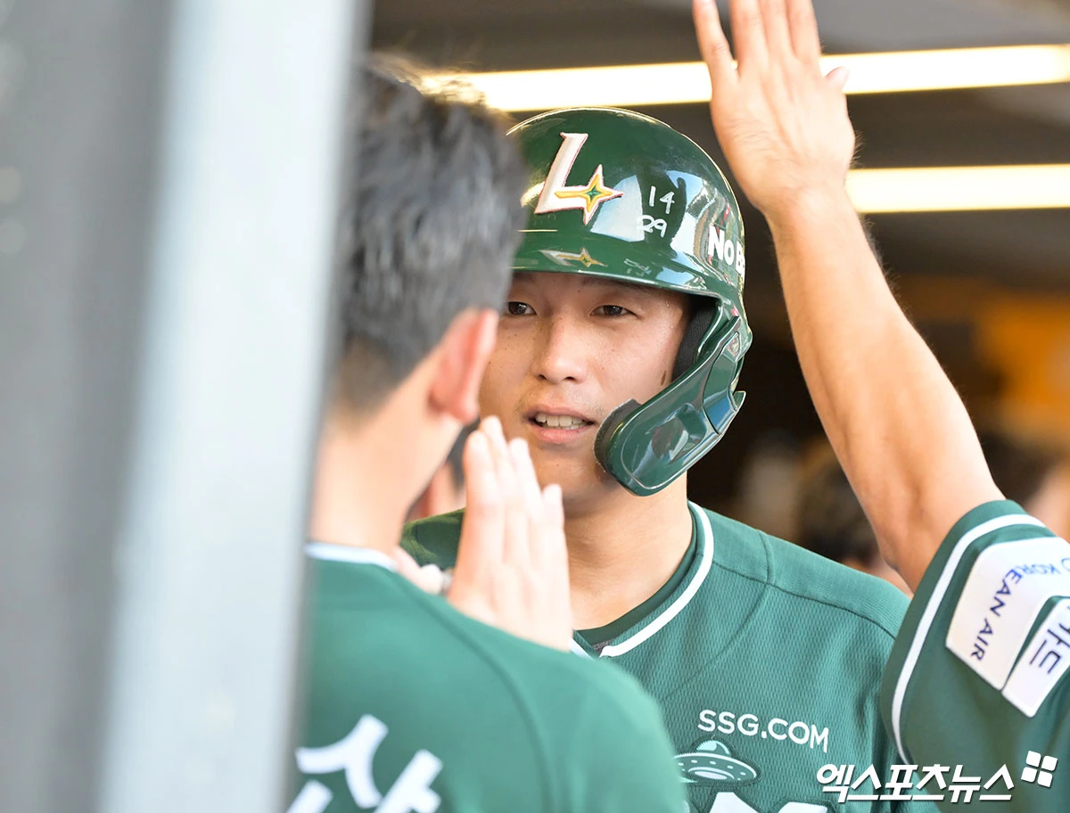 18일 오후 인천SSG랜더스필드에서 열린 '2026 신한 SOL Bank KBO리그' KIA 타이거즈와 SSG 랜더스의 경기, 3회말 SSG 조형우가 솔로 홈런을 날린 후 기뻐하고 있다. 인천, 김한준 기자