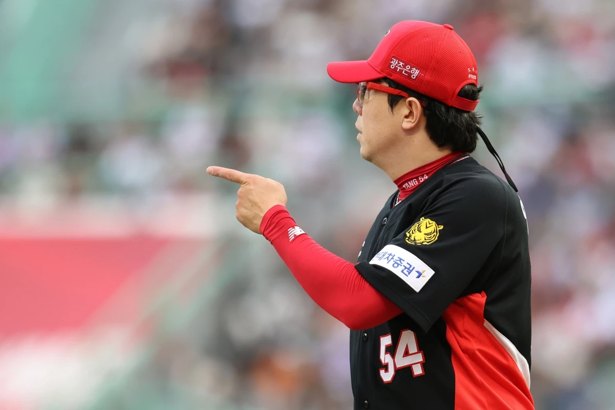 이범호 감독이 이끄는 KIA는 19일 SSG 랜더스와의 정규시즌 12차전 방문 경기에서 9-5로 승리하며 3연승을 질주했다. KIA는 3승1패로 SSG와의 4연전을 마무리하게 됐다. 시즌 성적은 48승40패2무다. 마운드에서는 선발 양현종이 5이닝 3피안타 3사사구 5탈삼진 1실점으로 호투하며 승리의 발판을 마련했다. 타선에서는 테이블세터 김호령과 해럴드 카스트로가 각각 4타수 1안타 2타점 1볼넷 2득점, 5타수 3안타(1홈런) 3타점 3득점으로 활약했다. 3연패에 빠진 SSG는 32승55패3무가 됐다. KIA 타이거즈