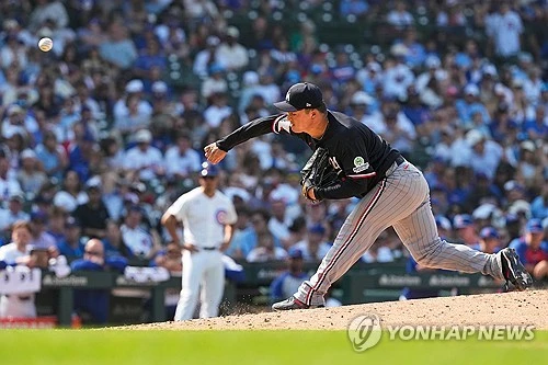 고우석(미네소타 트윈스)이 2026시즌 후반기 첫 등판에서 무실점 투구를 펼쳤다. 고우석은 20일 미국 일리노이주 시카고 리글리필드에서 열린 2026 MLB 정규시즌 시카고 컵스전에 팀이 1-10으로 끌려가던 8회말 등판해 1이닝 2피안타 1볼넷 2탈삼진 무실점했다. 빅리그 데뷔 후 3경기째를 치른 그는 시즌 평균자책점을 3.00으로 낮췄다. 연합뉴스