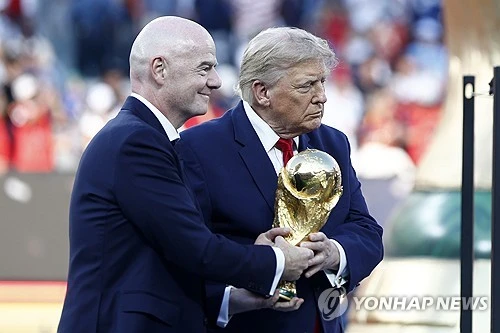 도널드 트럼프 미국 대통령이 2026 국제축구연맹(FIFA) 북중미 월드컵(캐나다·미국·멕시코 공동개최) 결승전 시상식에서 우승팀 스페인의 트로피 세리머니 무대에 끝까지 남으려다 잔니 인판티노 FIFA 회장이 직접 뒤로 물러나도록 안내하는 장면이 포착되면서 논란이 일고 있다. 현지에서는 세계 정상에 오른 선수들이 주인공이 돼야 할 순간에 개최국 대통령이 지나치게 존재감을 드러냈다는 비판도 제기됐다. 연합뉴스