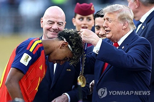 도널드 트럼프 미국 대통령이 2026 국제축구연맹(FIFA) 북중미 월드컵(캐나다·미국·멕시코 공동개최) 결승전 시상식에서 우승팀 스페인의 트로피 세리머니 무대에 끝까지 남으려다 잔니 인판티노 FIFA 회장이 직접 뒤로 물러나도록 안내하는 장면이 포착되면서 논란이 일고 있다. 현지에서는 세계 정상에 오른 선수들이 주인공이 돼야 할 순간에 개최국 대통령이 지나치게 존재감을 드러냈다는 비판도 제기됐다. 연합뉴스