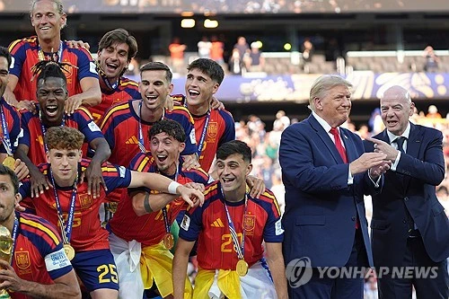 도널드 트럼프 미국 대통령이 2026 국제축구연맹(FIFA) 북중미 월드컵(캐나다·미국·멕시코 공동개최) 결승전 시상식에서 우승팀 스페인의 트로피 세리머니 무대에 끝까지 남으려다 잔니 인판티노 FIFA 회장이 직접 뒤로 물러나도록 안내하는 장면이 포착되면서 논란이 일고 있다. 현지에서는 세계 정상에 오른 선수들이 주인공이 돼야 할 순간에 개최국 대통령이 지나치게 존재감을 드러냈다는 비판도 제기됐다. 연합뉴스