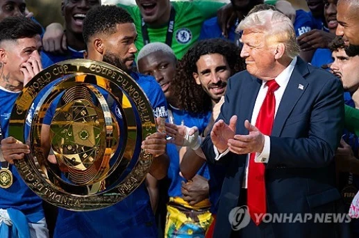 도널드 트럼프 미국 대통령이 2026 국제축구연맹(FIFA) 북중미 월드컵(캐나다·미국·멕시코 공동개최) 결승전 시상식에서 우승팀 스페인의 트로피 세리머니 무대에 끝까지 남으려다 잔니 인판티노 FIFA 회장이 직접 뒤로 물러나도록 안내하는 장면이 포착되면서 논란이 일고 있다. 현지에서는 세계 정상에 오른 선수들이 주인공이 돼야 할 순간에 개최국 대통령이 지나치게 존재감을 드러냈다는 비판도 제기됐다. 사진은 지난해 클럽월드컵 결승 세리머니 당시 첼시 선수들 사이에서 같이 박수치던 트럼프의 모습. 연합뉴스