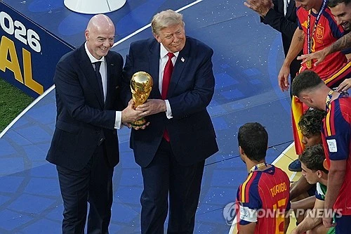 도널드 트럼프 미국 대통령이 2026 국제축구연맹(FIFA) 북중미 월드컵(캐나다·미국·멕시코 공동개최) 결승전 시상식에서 우승팀 스페인의 트로피 세리머니 무대에 끝까지 남으려다 잔니 인판티노 FIFA 회장이 직접 뒤로 물러나도록 안내하는 장면이 포착되면서 논란이 일고 있다. 현지에서는 세계 정상에 오른 선수들이 주인공이 돼야 할 순간에 개최국 대통령이 지나치게 존재감을 드러냈다는 비판도 제기됐다. 연합뉴스