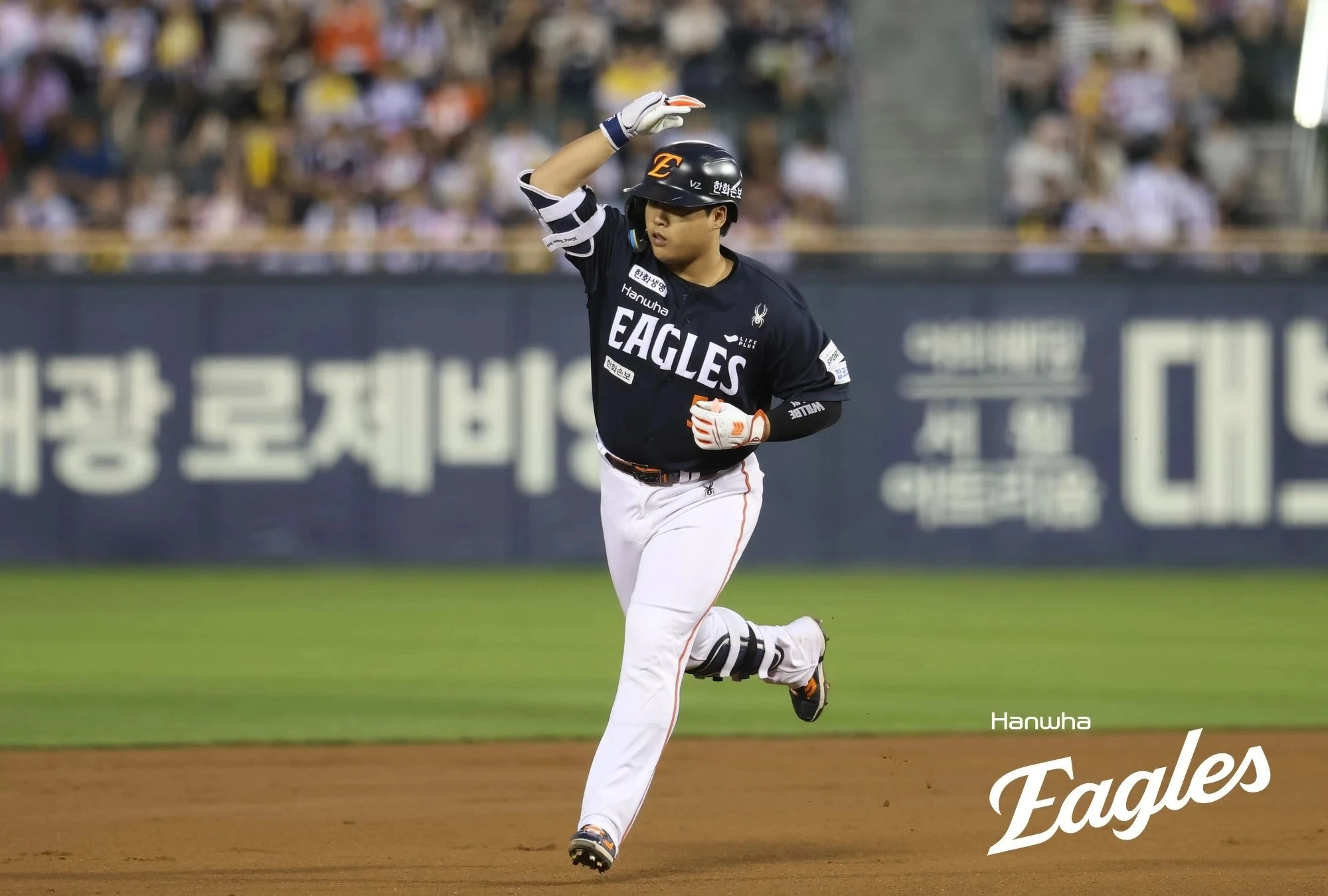 한화 이글스 4번타자 강백호가 20일 병원 검진 결과 좌측 옆구리 외복사근 손상 소견을 받았다. 1군 엔트리에서 말소, 당분간 회복에만 전념할 예정이다. 정확한 복귀 시점은 추후 재검진을 통해 결정될 것으로 보인다. 한화 이글스
