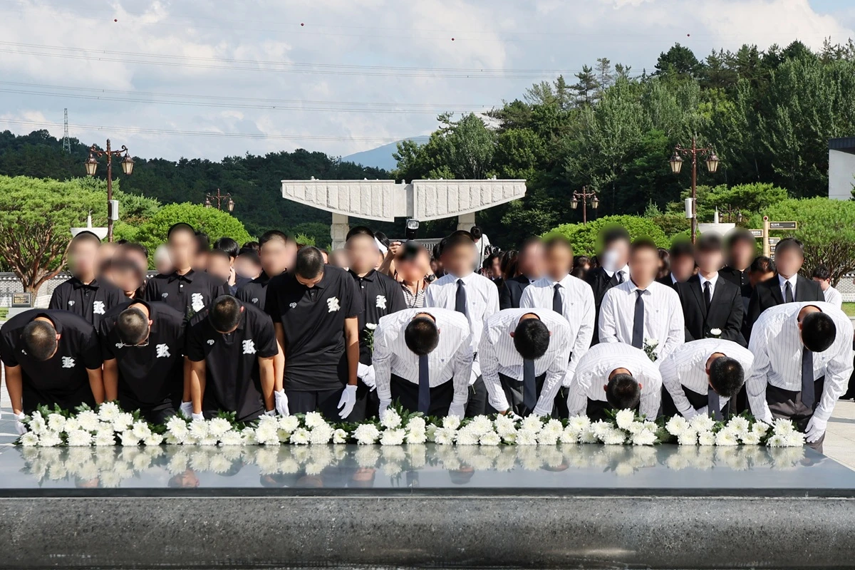 지난 6일 전남 광주 북구 국립 5·18 민주묘지에서 광주제일고등학교·배재고등학교 야구부 학생들이 공동 참배를 진행했던 모습. 사진 연합뉴스