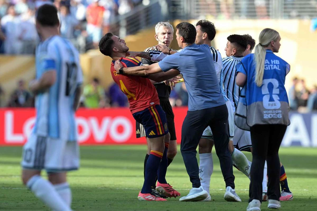 FIFA 징계위원회가 21일(한국시간) 성명을 통해 FIFA가 결승전 직후 벌어진 스페인과 아르헨티나의 난투극에 대해 징계 조사에 착수했다고 보도했다. 두 팀은 지난 20일 미국 뉴저지주 뉴욕/뉴저지 스타디움에서 열린 대회 결승전에서 스페인의 1-0 승리 직후 폭력적인 행위를 벌였다. 집단 몸싸움이 벌어지면서 물리적 충돌이 발생했다. 연합뉴스