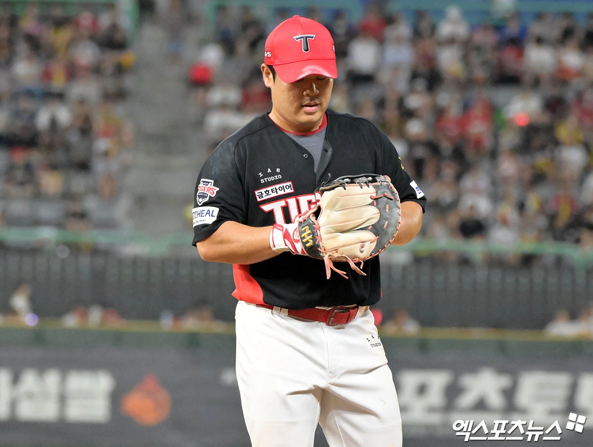 18일 오후 인천SSG랜더스필드에서 열린 '2026 신한 SOL Bank KBO리그' KIA 타이거즈와 SSG 랜더스의 경기, 7회말 KIA 박상준이 포구실책을 한 후 아쉬워하고 있다. 엑스포츠뉴스 DB