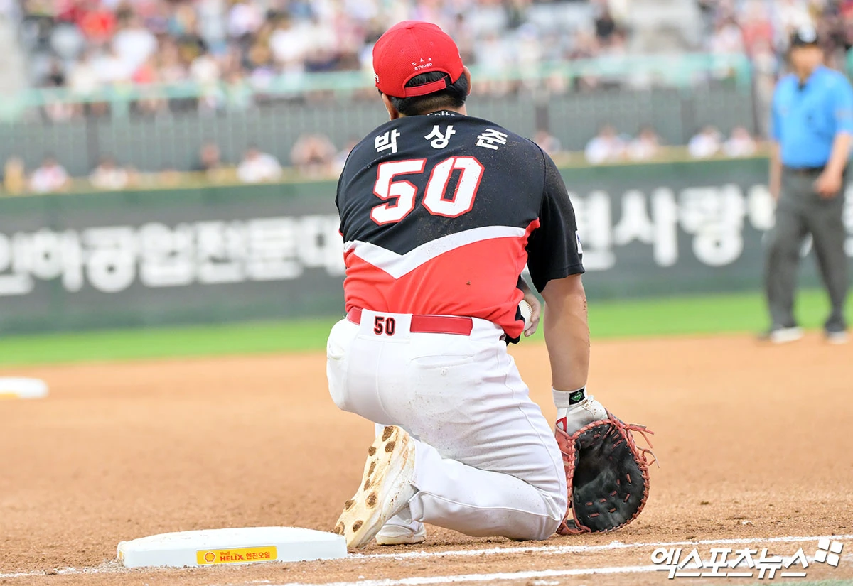 18일 오후 인천SSG랜더스필드에서 열린 '2026 신한 SOL Bank KBO리그' KIA 타이거즈와 SSG 랜더스의 경기, 4회말 2사 KIA 박상준이 포구실책을 한 후 아쉬워하고 있다. 엑스포츠뉴스 DB
