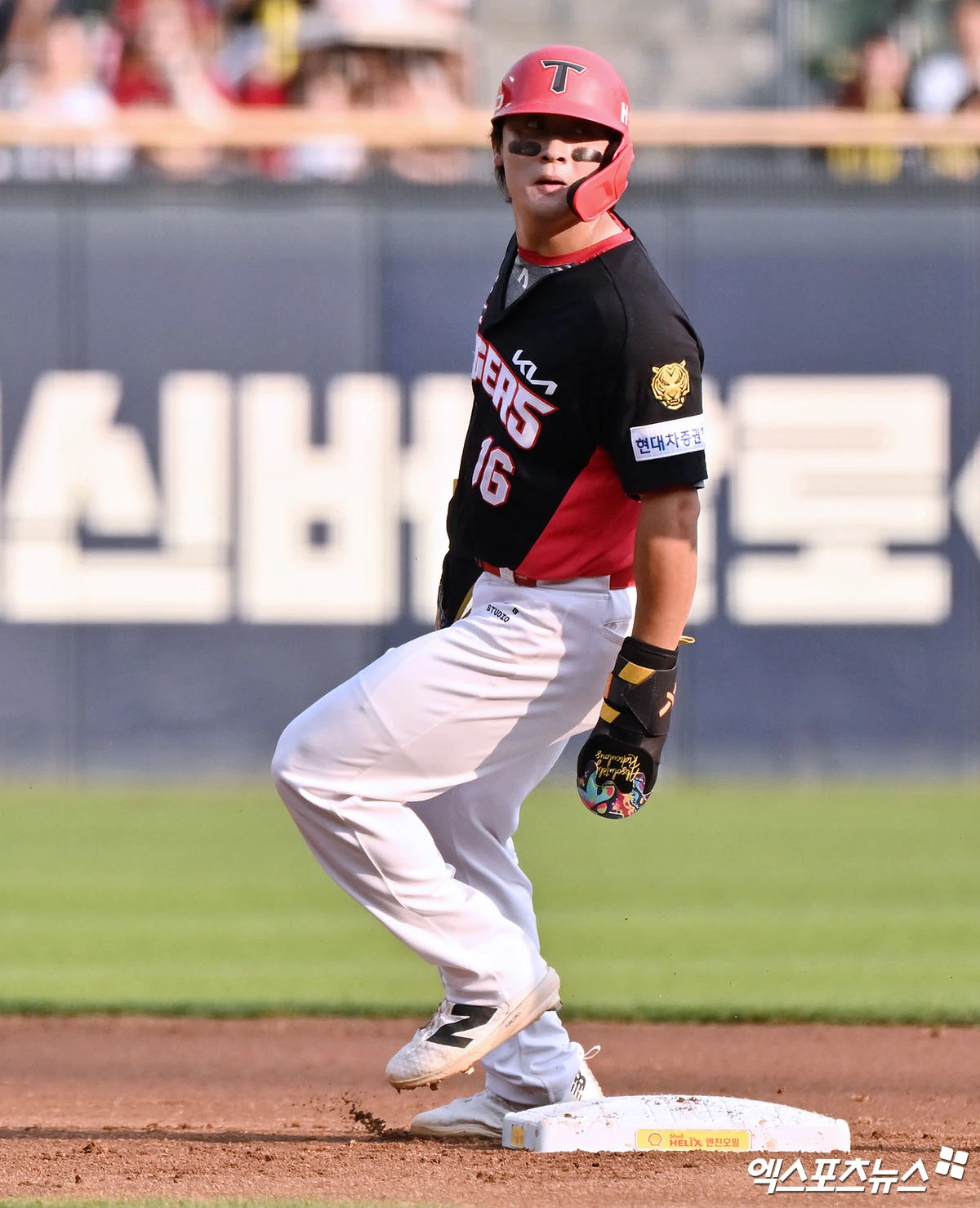28일 오후 서울 송파구 잠실야구장에서 열린 '2026 신한 SOL Bank KBO리그' KIA 타이거즈와 두산 베어스의 경기, 5회초 2사 1루 KIA 윤도현이 두산 박성재의 포구 실책을 틈타 2루까지 진루하고 있다. 엑스포츠뉴스 DB