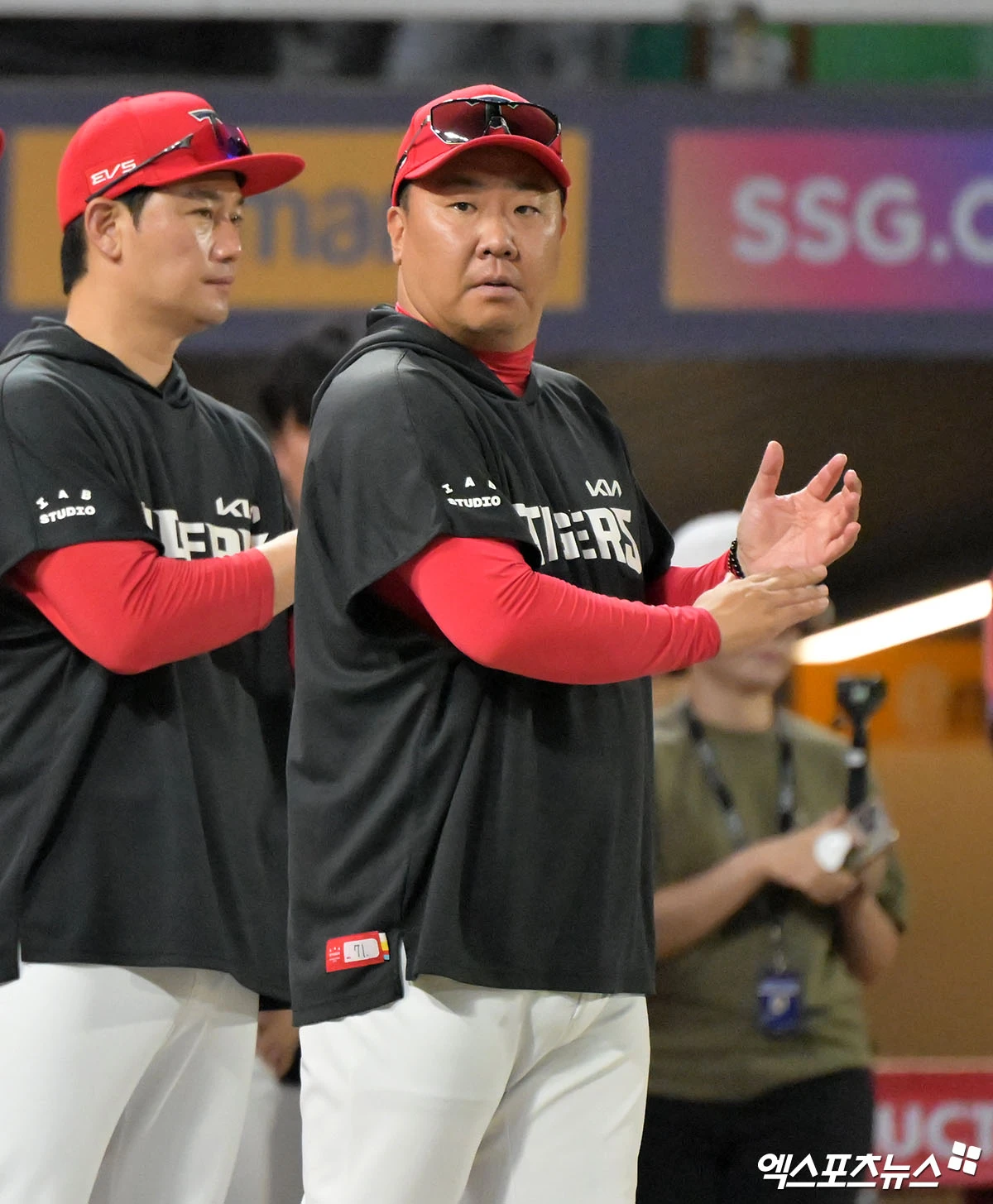 18일 오후 인천SSG랜더스필드에서 열린 '2026 신한 SOL Bank KBO리그' KIA 타이거즈와 SSG 랜더스의 경기, KIA가 18안타를 몰아치며 SSG에 12:2 대승을 거뒀다. 이날 경기에서 승리한 KIA 이범호 감독이 박수를 치고 있다. 엑스포츠뉴스 DB