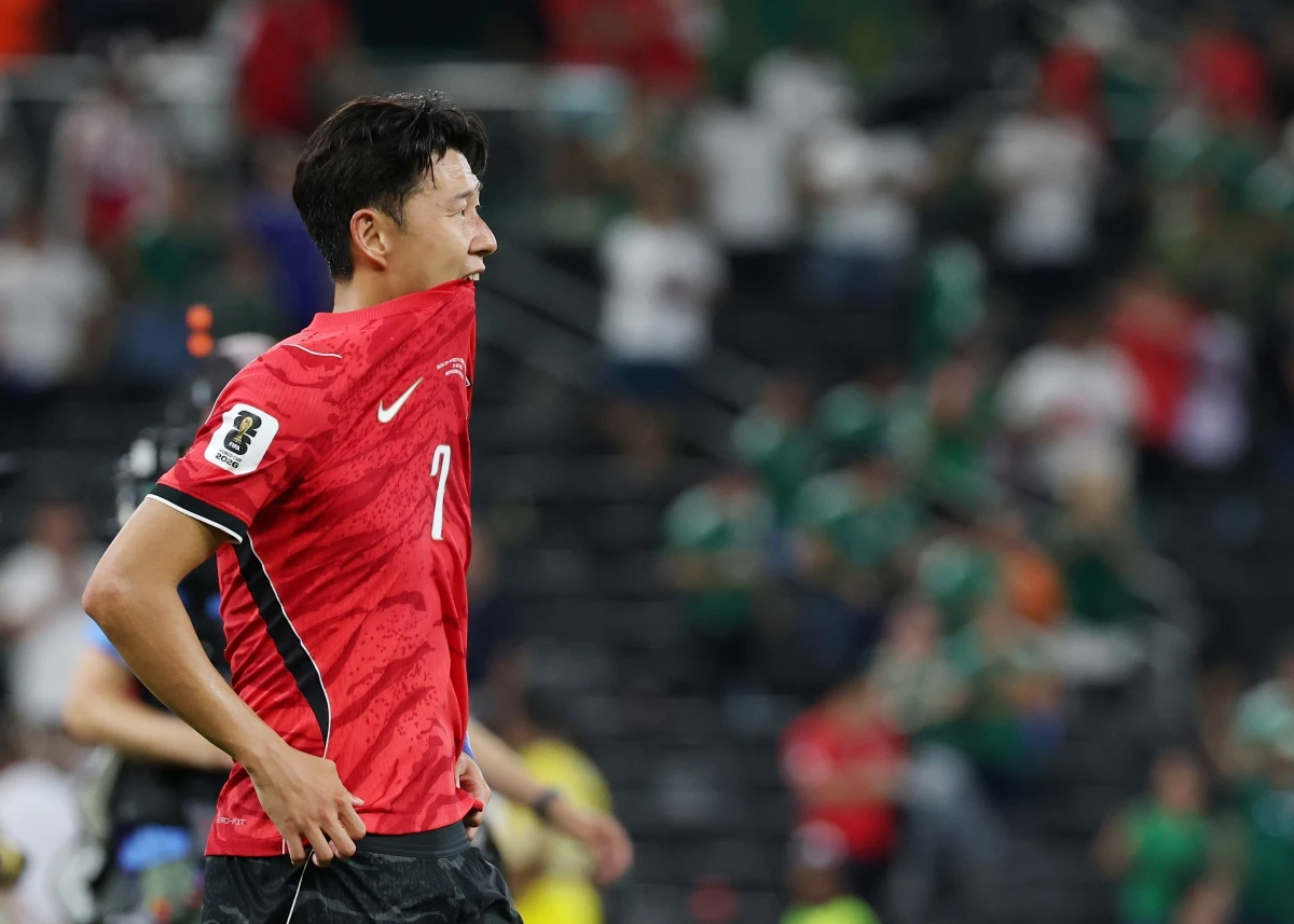 2026 국제축구연맹(FIFA) 북중미 월드컵에서의 졸전으로 인해 한국 축구 국가대표팀의 FIFA 랭킹이 크게 추락했다. 한국은 이번 월드컵 조 추첨을 앞두고 사상 처음으로 포트2에 배정되면서 강팀들을 피하고 비교적 수월한 조에 들어갔지만, 다음 월드컵까지 FIFA 랭킹을 회복하지 못한다면 포트2 배정을 다시는 기대하기 어려울 수도 있다. 사진 연합뉴스