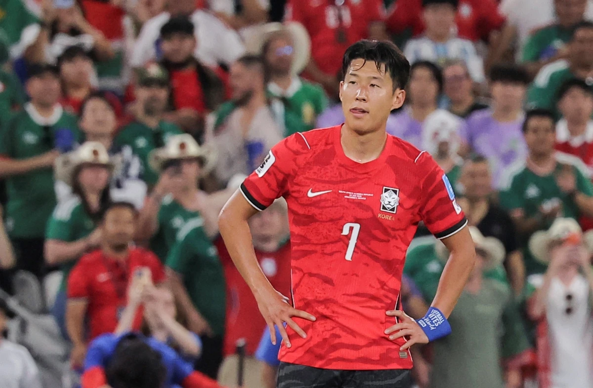 2026 국제축구연맹(FIFA) 북중미 월드컵에서의 졸전으로 인해 한국 축구 국가대표팀의 FIFA 랭킹이 크게 추락했다. 한국은 이번 월드컵 조 추첨을 앞두고 사상 처음으로 포트2에 배정되면서 강팀들을 피하고 비교적 수월한 조에 들어갔지만, 다음 월드컵까지 FIFA 랭킹을 회복하지 못한다면 포트2 배정을 다시는 기대하기 어려울 수도 있다. 사진 연합뉴스
