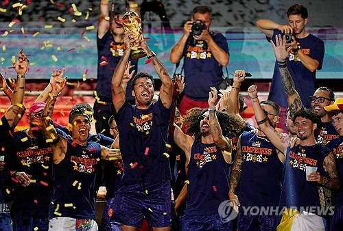 2026 국제축구연맹(FIFA) 북중미 월드컵에서의 졸전으로 인해 한국 축구 국가대표팀의 FIFA 랭킹이 크게 추락했다. 한국은 이번 월드컵 조 추첨을 앞두고 사상 처음으로 포트2에 배정되면서 강팀들을 피하고 비교적 수월한 조에 들어갔지만, 다음 월드컵까지 FIFA 랭킹을 회복하지 못한다면 포트2 배정을 다시는 기대하기 어려울 수도 있다. 사진 연합뉴스