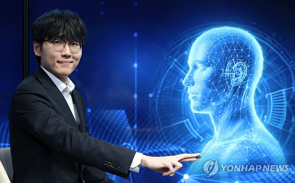 '신공지능' 신진서 9단이 현존 최고 수준 바둑 인공지능(AI) 카타고를 완파하며 인간의 자존심을 지켰다. 신진서는 21일 서울 중구 한국경제TV 스튜디오에서 열린 쎈수학·한경 기신전 최종 3국에서 카타고에 221수 만에 11집 반승을 거뒀다. 신진서는 1국에서 완패하며 불안하게 출발했다. 그러나 2국에서 4집 반 승을 따내며 승부를 원점으로 돌렸고, 최종 3국에서는 자신이 준비한 수비 중심의 운영을 완벽하게 펼치며 2승1패로 3번기를 마쳤다. 연합뉴스