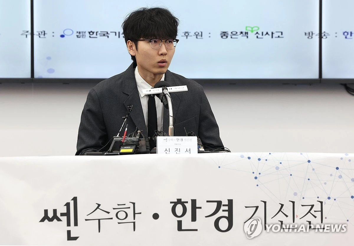 '신공지능' 신진서 9단이 현존 최고 수준 바둑 인공지능(AI) 카타고를 완파하며 인간의 자존심을 지켰다. 신진서는 21일 서울 중구 한국경제TV 스튜디오에서 열린 쎈수학·한경 기신전 최종 3국에서 카타고에 221수 만에 11집 반승을 거뒀다. 신진서는 1국에서 완패하며 불안하게 출발했다. 그러나 2국에서 4집 반 승을 따내며 승부를 원점으로 돌렸고, 최종 3국에서는 자신이 준비한 수비 중심의 운영을 완벽하게 펼치며 2승1패로 3번기를 마쳤다. 연합뉴스
