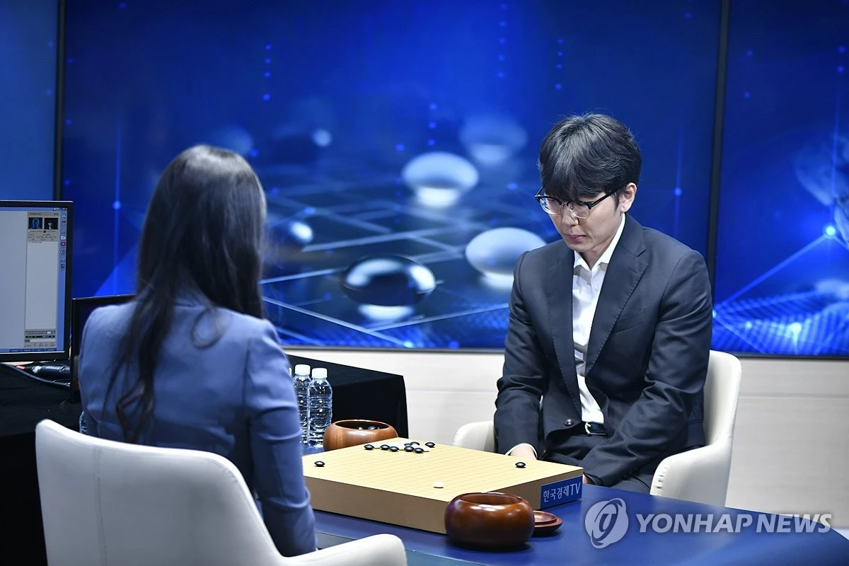 '신공지능' 신진서 9단이 현존 최고 수준 바둑 인공지능(AI) 카타고를 완파하며 인간의 자존심을 지켰다. 신진서는 21일 서울 중구 한국경제TV 스튜디오에서 열린 쎈수학·한경 기신전 최종 3국에서 카타고에 221수 만에 11집 반승을 거뒀다. 신진서는 1국에서 완패하며 불안하게 출발했다. 그러나 2국에서 4집 반 승을 따내며 승부를 원점으로 돌렸고, 최종 3국에서는 자신이 준비한 수비 중심의 운영을 완벽하게 펼치며 2승1패로 3번기를 마쳤다. 연합뉴스