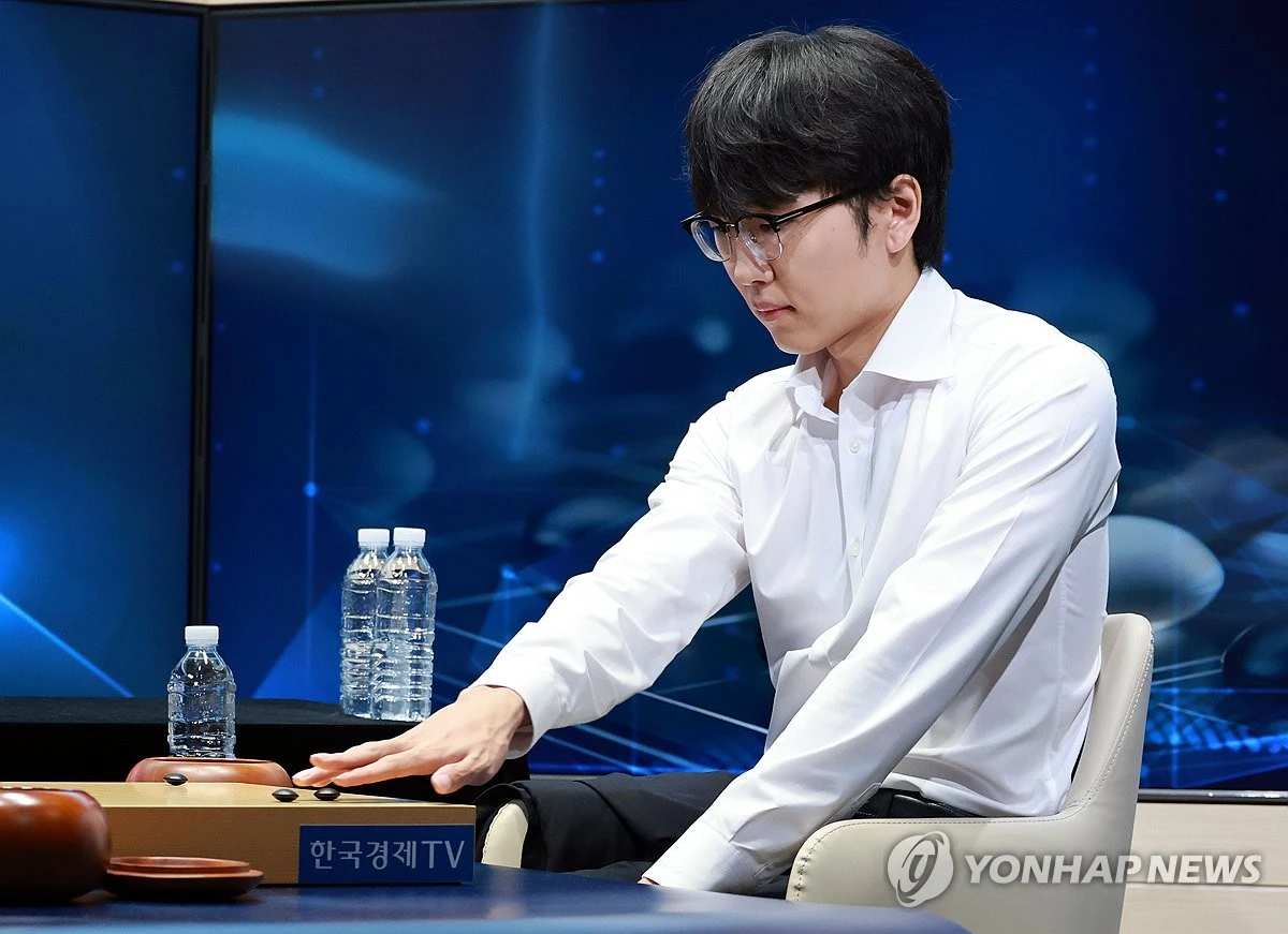 '신공지능' 신진서 9단이 현존 최고 수준 바둑 인공지능(AI) 카타고를 완파하며 인간의 자존심을 지켰다. 신진서는 21일 서울 중구 한국경제TV 스튜디오에서 열린 쎈수학·한경 기신전 최종 3국에서 카타고에 221수 만에 11집 반승을 거뒀다. 신진서는 1국에서 완패하며 불안하게 출발했다. 그러나 2국에서 4집 반 승을 따내며 승부를 원점으로 돌렸고, 최종 3국에서는 자신이 준비한 수비 중심의 운영을 완벽하게 펼치며 2승1패로 3번기를 마쳤다. 연합뉴스