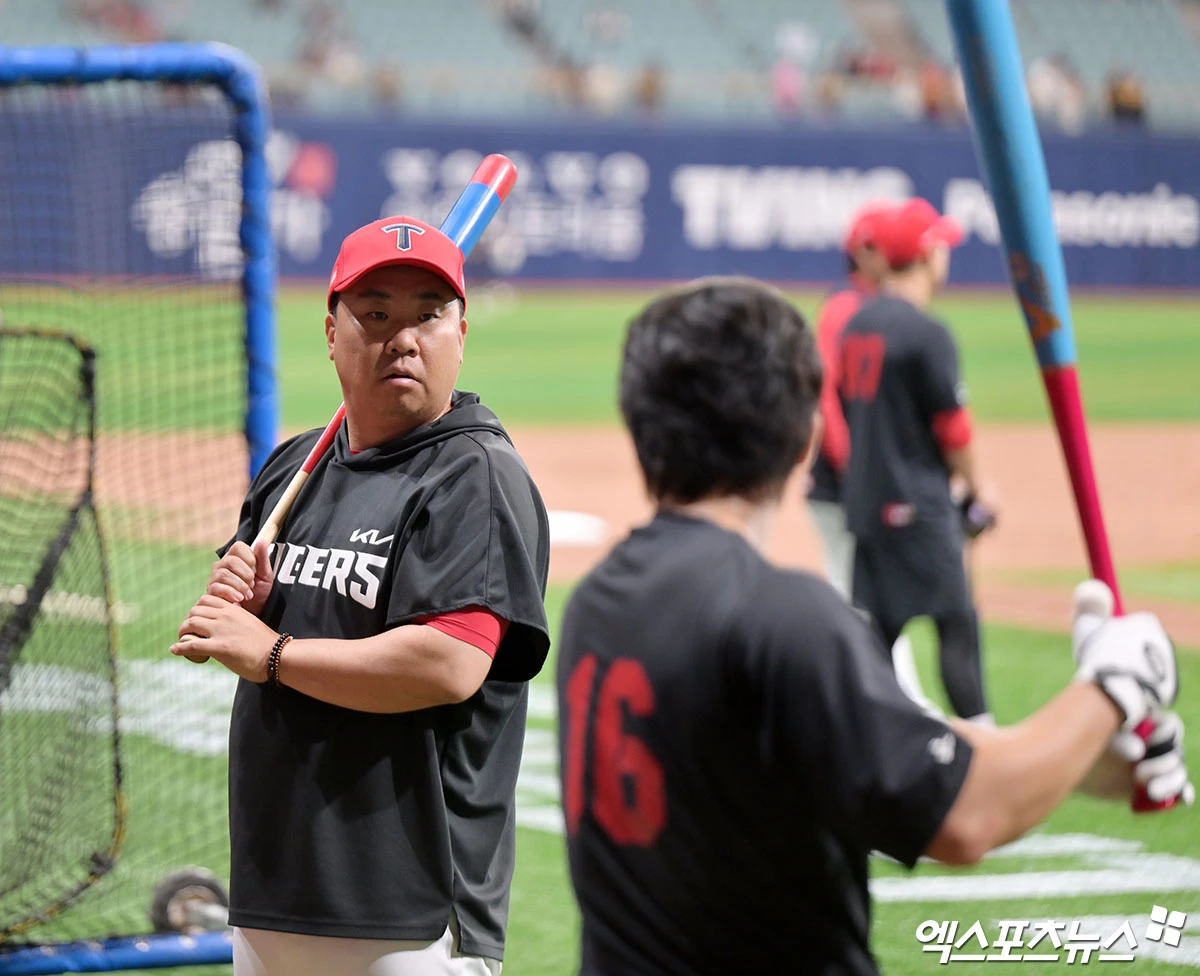 23일 오후 서울 구로구 고척스카이돔에서 열리는 '2026 신한 SOL Bank KBO리그' KIA 타이거즈와 키움 히어로즈의 경기, KIA 이범호 감독이 윤도현에게 조언을 건네고 있다. 엑스포츠뉴스 DB