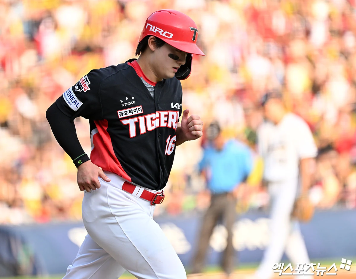 28일 오후 서울 송파구 잠실야구장에서 열린 '2026 신한 SOL Bank KBO리그' KIA 타이거즈와 두산 베어스의 경기, 5회초 KIA 윤도현이 볼넷으로 출루하고 있다. 엑스포츠뉴스 DB