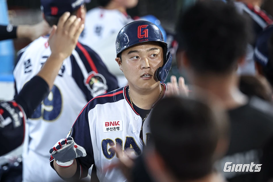 롯데는 21일 부산 사직야구장에서 열린 SSG 랜더스와 2026 신한 SOL Bank KBO 리그 정규시즌 홈경기에서 6-2로 승리했다. 이로써 롯데는 시즌 40승 47패 2무(승률 0.460)가 됐다. 지난 19일 경기에서 3연패를 끊었던 롯데는 후반기 첫 홈 3연전의 첫 경기를 승리로 장식하며 중위권 싸움을 재밌게 했다. 반면 최하위 추락 위기인 SSG는 4연패를 당하면서 어려움을 겪게 됐다. 롯데는 타선에서 리드오프 한태양이 3안타 2득점을 올렸고, 고승민과 빅터 레이예스, 나승엽이 멀티히트를 기록했다. 선발 제레미 비슬리는 6이닝 1실점으로 후반기 첫 승을 거뒀다. 롯데 자이언츠