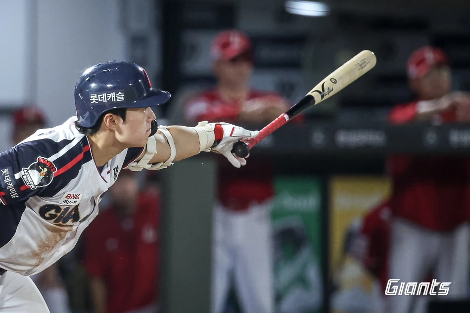 롯데는 21일 부산 사직야구장에서 열린 SSG 랜더스와 2026 신한 SOL Bank KBO 리그 정규시즌 홈경기에서 6-2로 승리했다. 이로써 롯데는 시즌 40승 47패 2무(승률 0.460)가 됐다. 지난 19일 경기에서 3연패를 끊었던 롯데는 후반기 첫 홈 3연전의 첫 경기를 승리로 장식하며 중위권 싸움을 재밌게 했다. 반면 최하위 추락 위기인 SSG는 4연패를 당하면서 어려움을 겪게 됐다. 롯데는 타선에서 리드오프 한태양이 3안타 2득점을 올렸고, 고승민과 빅터 레이예스, 나승엽이 멀티히트를 기록했다. 선발 제레미 비슬리는 6이닝 1실점으로 후반기 첫 승을 거뒀다. 롯데 자이언츠