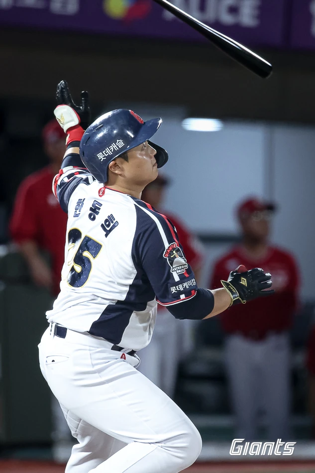 롯데는 21일 부산 사직야구장에서 열린 SSG 랜더스와 2026 신한 SOL Bank KBO 리그 정규시즌 홈경기에서 6-2로 승리했다. 이로써 롯데는 시즌 40승 47패 2무(승률 0.460)가 됐다. 지난 19일 경기에서 3연패를 끊었던 롯데는 후반기 첫 홈 3연전의 첫 경기를 승리로 장식하며 중위권 싸움을 재밌게 했다. 반면 최하위 추락 위기인 SSG는 4연패를 당하면서 어려움을 겪게 됐다. 롯데는 타선에서 리드오프 한태양이 3안타 2득점을 올렸고, 고승민과 빅터 레이예스, 나승엽이 멀티히트를 기록했다. 한동희는 2-1 역전이 되는 적시타를 쳤다. 선발 제레미 비슬리는 6이닝 1실점으로 후반기 첫 승을 거뒀다. 롯데 자이언츠