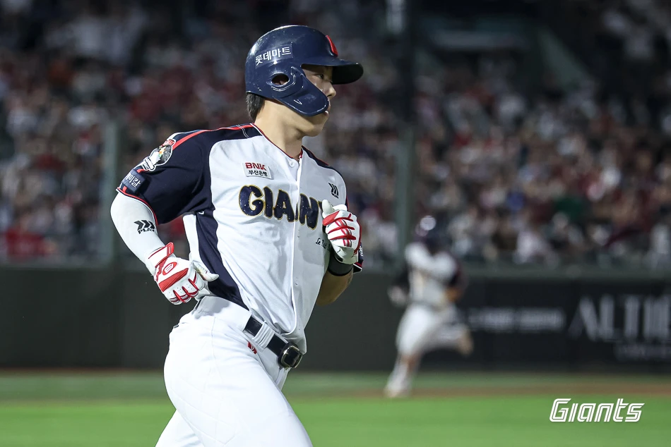롯데는 21일 부산 사직야구장에서 열린 SSG 랜더스와 2026 신한 SOL Bank KBO 리그 정규시즌 홈경기에서 6-2로 승리했다. 이로써 롯데는 시즌 40승 47패 2무(승률 0.460)가 됐다. 지난 19일 경기에서 3연패를 끊었던 롯데는 후반기 첫 홈 3연전의 첫 경기를 승리로 장식하며 중위권 싸움을 재밌게 했다. 반면 최하위 추락 위기인 SSG는 4연패를 당하면서 어려움을 겪게 됐다. 롯데는 타선에서 리드오프 한태양이 3안타 2득점을 올렸고, 고승민과 빅터 레이예스, 나승엽이 멀티히트를 기록했다. 선발 제레미 비슬리는 6이닝 1실점으로 후반기 첫 승을 거뒀다. 롯데 자이언츠