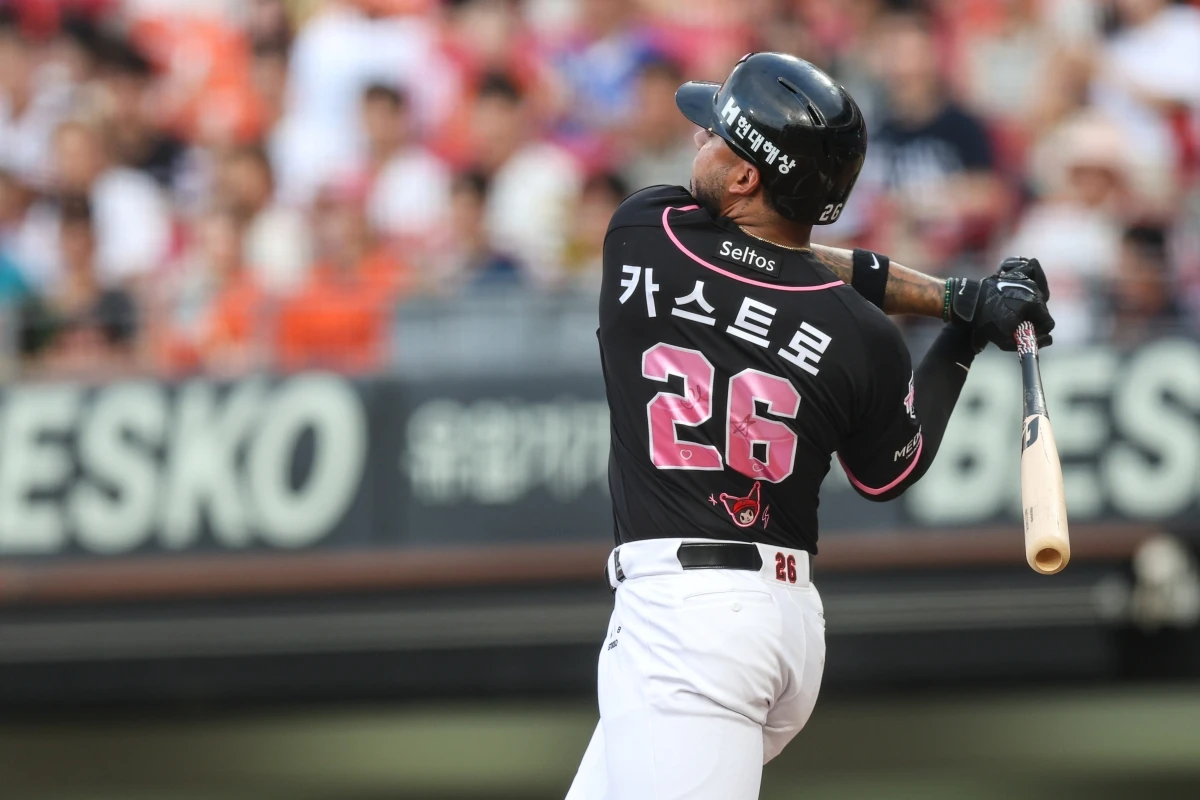 21일 오후 광주-KIA챔피언스필드에서 열린 '2026 신한 SOL KBO리그' 한화 이글스와 KIA 타이거즈의 경기, 1회말 1사 KIA 해럴드 카스트로가 솔로 홈런을 치고 있다. KIA 타이거즈