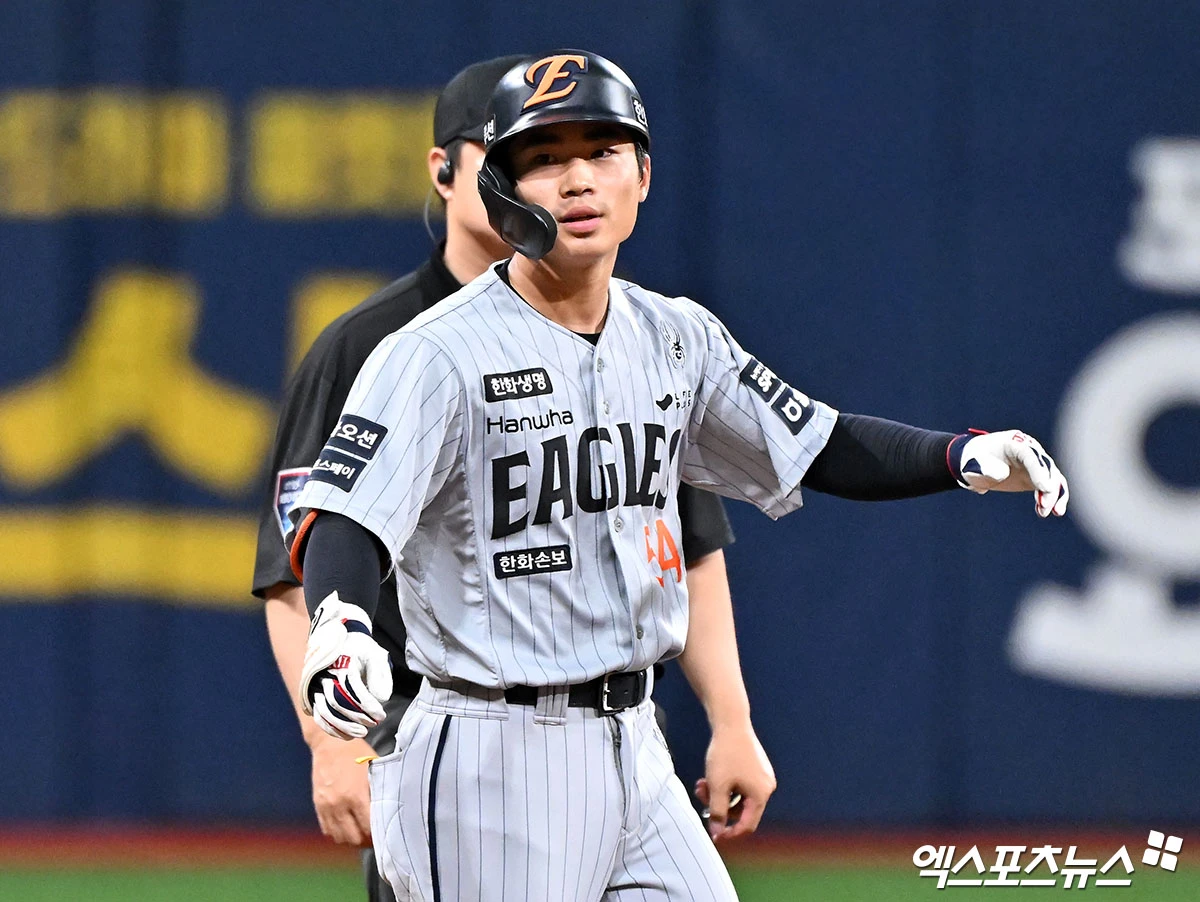 14일 오후 서울 구로구 고척스카이돔에서 열린 '2026 신한 SOL Bank KBO리그' 한화 이글스와 키움 히어로즈의 경기, 9회초 1사 한화 오재원이 키움 김윤하의 송구 실책을 틈타 2루까지 진루하고 있다. 엑스포츠뉴스 DB