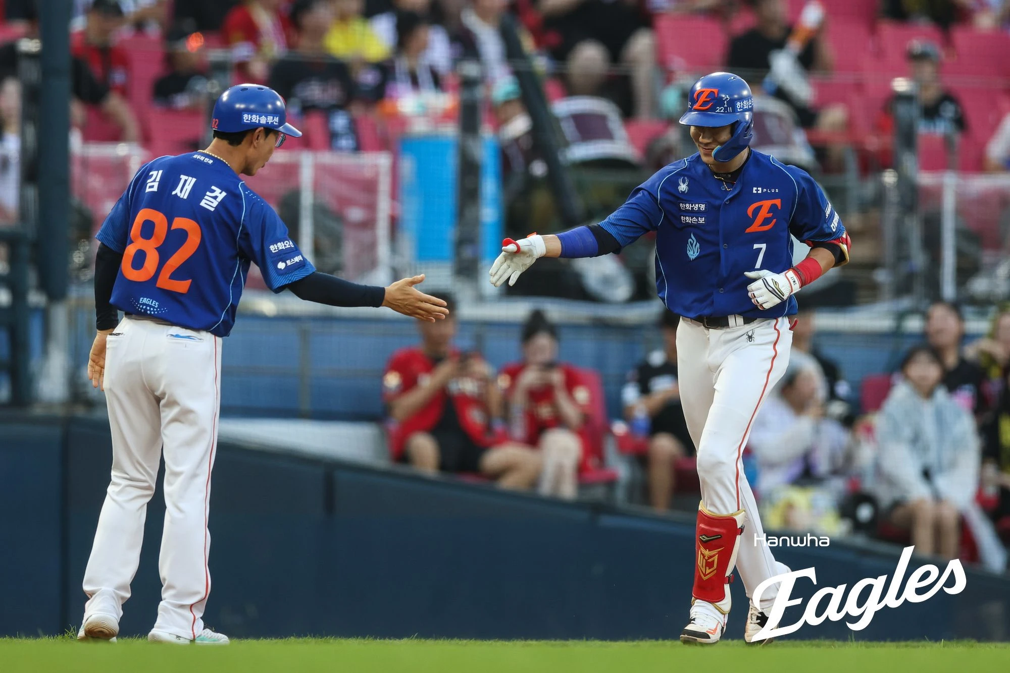 22일 오후 광주-KIA챔피언스필드에서 열린 '2026 신한 SOL KBO리그' 한화 이글스와 KIA 타이거즈의 경기, 2회초 1사 1, 2루 한화 심우준이 스리런 홈런을 친 뒤 그라운드를 돌고 있다. 한화 이글스