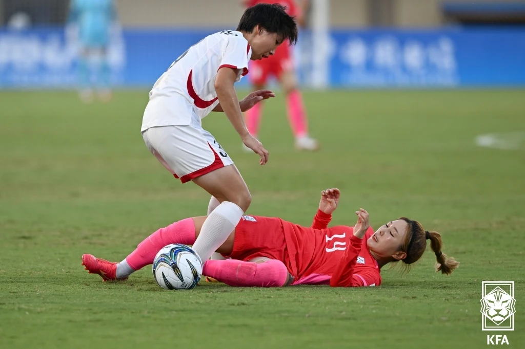 아시안게임 조직위원회가 23일(한국시간) 일본 나고야에서 축구 등 8개 종목에 대한 조추첨식을 진행했다.   여자 축구는 총 12개 팀이 참가하며, 조별리그는 3개 그룹으로 나뉘어 진행된다. 각 조 1~2위 6팀과 3위 중 성적이 좋은 2팀이 8강에 올라 토너먼트를 통해 챔피언을 가린다.  여자 축구는 연령 제한이 있는 남자 축구와 달리 연령 제한 없이 성인 대표팀이 참여한다. 조 추첨 결과 신상우 감독이 이끄는 한국(포트1)은 북한(포트2), 방글라데시(포트3), 미얀마(포트4)와 F조에 묶였다. 대한축구협회