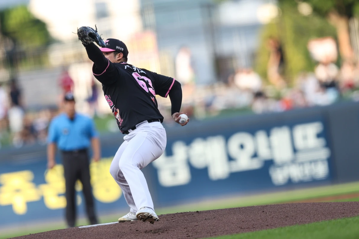 23일 광주-KIA챔피언스필드에서 열린 2026 신한 SOL KBO리그 한화 이글스와 KIA 타이거즈의 경기, KIA 선발 시라카와 케이쇼가 3이닝 5피안타(1피홈런) 3사사구 3탈삼진 5실점(4자책)을 기록했다. 시즌 평균자책점은 5.17에서 5.77로 상승했다. KIA 타이거즈