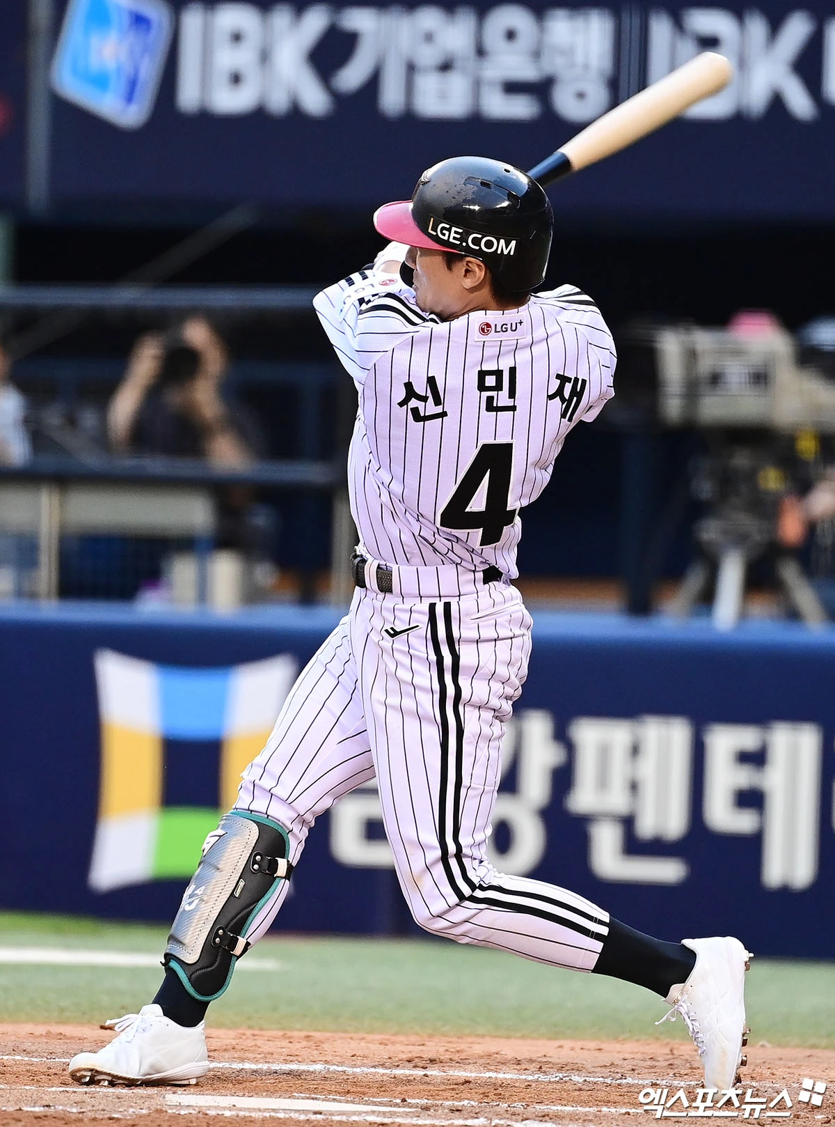 NC는 23일 서울 잠실야구장에서 열린 2026 신한 SOL KBO리그 LG와의 팀 간 10차전 원정경기에서 7-5로 승리했다. 지난 22일 맞대결이 3회말 쏟아진 폭우로 노게임 선언된 뒤 주중 3연전 마지막 경기에서 다시 만난 NC는 지난 21일 1차전 7-5 승리에 이어 이날도 LG를 꺾으며 주중 시리즈를 2전 전승으로 마쳤다. LG는 2023년 염경엽 감독 부임 이후 처음으로 7연패 수렁에 빠졌다. 시즌 성적은 52승39패(승률 0.571)가 됐고, 선두 삼성 및 2위 KT와의 격차를 좁히지 못했다. 
