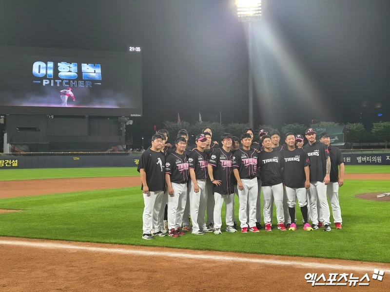 KIA 타이거즈가 23일 광주-KIA챔피언스필드에서 열린 2026 신한 SOL KBO리그 한화 이글스와의 정규시즌 12차전이 종료된 뒤 한화 이글스와 내야수 하주석, 투수 이형범을 맞바꾸는 트레이드를 진행했다. KIA 투수들은 그라운드에 나와 광주-KIA챔피언스필드를 배경으로 이형범과 함께 마지막 기념사진을 남기기도 했다. 광주, 유준상 기자
